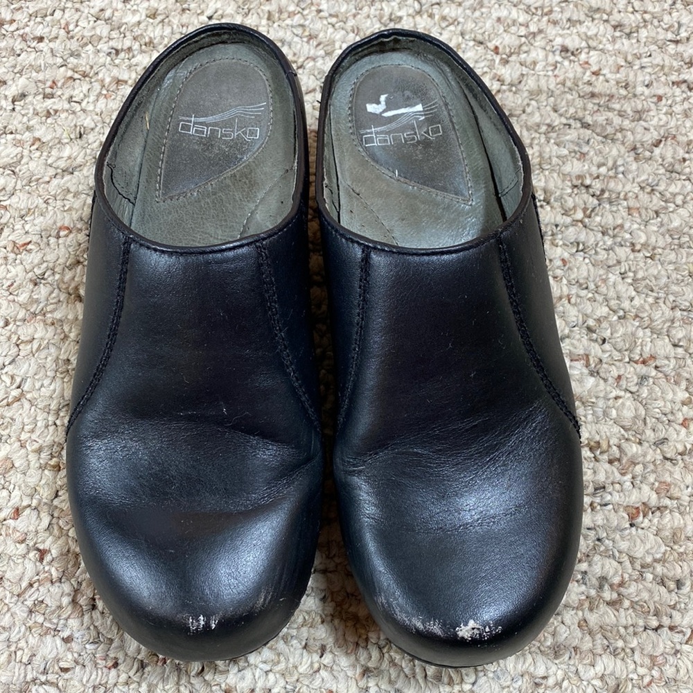 Dansko womens size 39 black slip on heeled shoes